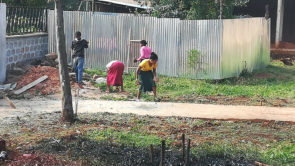 Alcuni genitori puliscono le zone