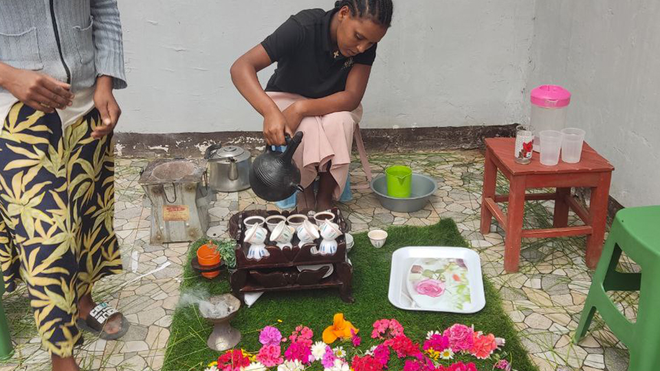 Sorelle preparano la merenda